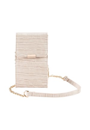 Petit sac bandoulière beige avec texture crocodile, fermeture à rabat et bandoulière chaîne dorée avec section en cuir beige assorti.
