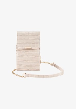 Beżowa mała torebka na ramię z fakturą skóry krokodyla, z klapką i złotym łańcuszkiem ze skórzaną beżową sekcją.