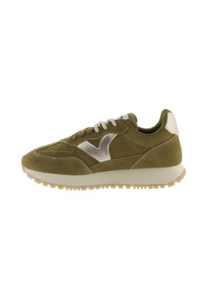 Sneaker in pelle scamosciata verde oliva con lacci color crema, suola bianca e logo a forma di V in metallo argentato sul lato.