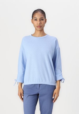 Maglione lavorato a maglia blu chiaro con scollo rotondo e maniche a tre quarti, con nastri legati ai polsini e una vestibilità comoda.