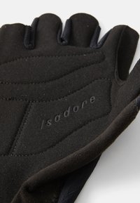 Mustad sõrmedeta jalgrattasõiduhansk musta värviga, millel on tekstureeritud haardepind, õmmeldud detailid ja embosseeritud logo "Isadore" peopesas.