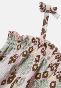 Vestido de algodón sin mangas con un escote con volantes, diseñado en rosa y verde con un patrón de leopardo, que cuenta con un detalle de lazo en un tirante.