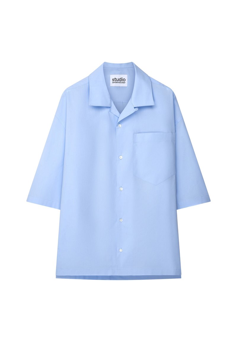 Chemise bleu clair à manches courtes avec boutons, poche poitrine et col large, présentée sur un fond blanc.