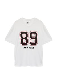 Hvid kortærmet T-shirt med en sort "89" grafik omridset i rød og "NEW YORK" trykt i fed sort tekst nedenunder. V-hals design.