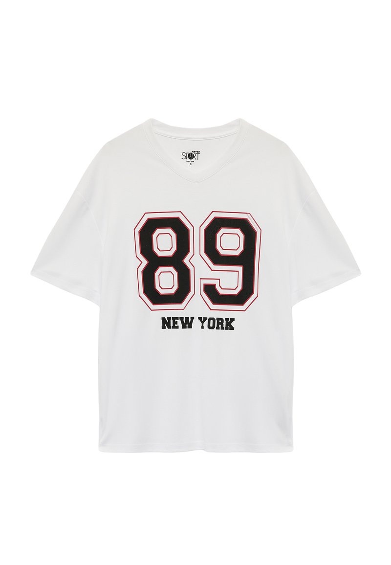 Hvid kortærmet T-shirt med en sort "89" grafik omridset i rød og "NEW YORK" trykt i fed sort tekst nedenunder. V-hals design.