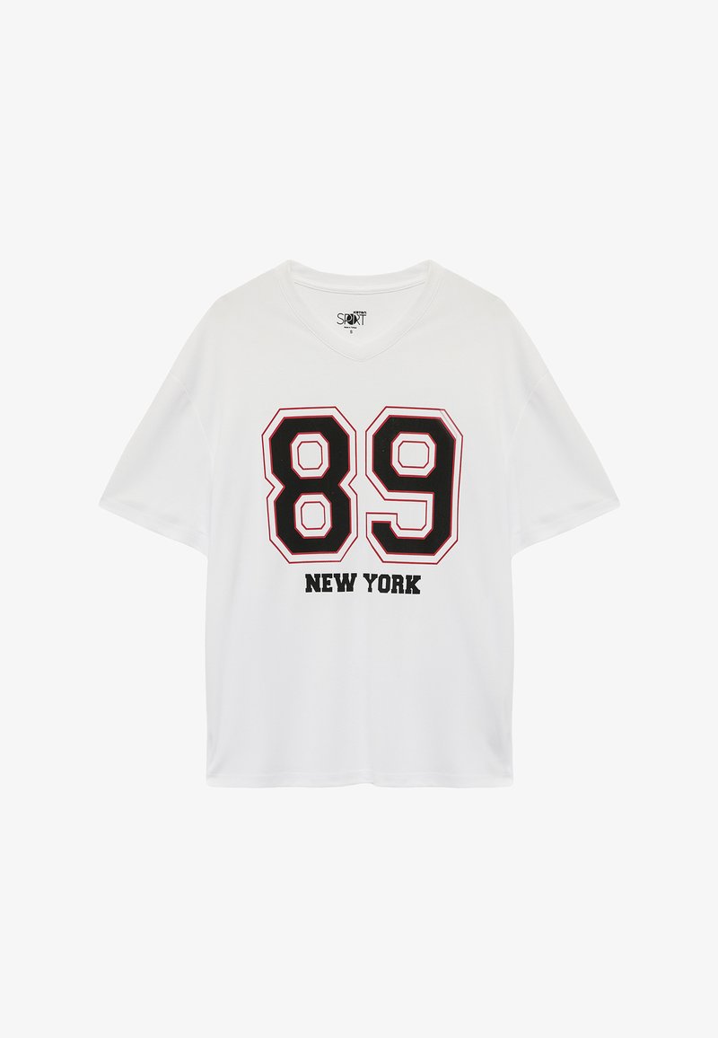 Vit kortärmad T-shirt med en svart "89" grafik omgiven av röd färg och "NEW YORK" tryckt i fet svart text under. V-ringad design.