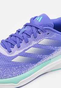 adidas Performance SUPERNOVA STRIDE - Hardloopschoenen voor op de weg - blue/zero metallic/purple tint