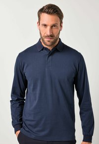 Navy pitkähihaine polo paita, jossa on teksturoitu kangas, klassinen kaulus ja kolmen napin lista. Sisältää ribbikuvioiset hihansuut ja hienovaraisen kuvituksen.