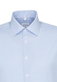Camicia a quadri blu chiaro realizzata in cotone. Presenta una vestibilità slim, colletto classico e bottoni bianchi. Texture morbida con una finitura liscia.