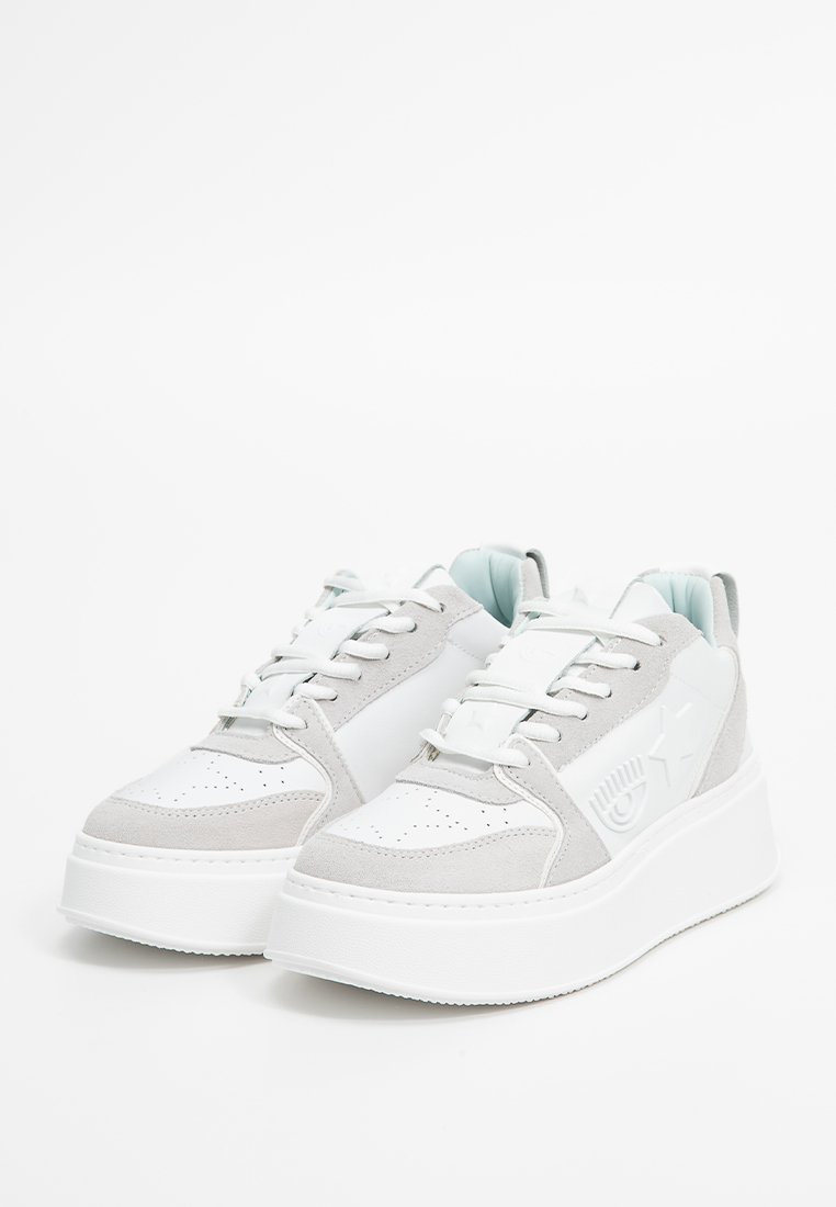 Zapatillas deportivas de plataforma en blanco y gris, con material de ante y sintético, que presentan cordones, acentos perforados y un sutil detalle del logo en el lateral.