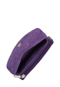 Fioletowy zamszowy portfel z zapięciem na guzik i kieszonką na zamek. Miękka tekstura i zaokrąglony kształt, charakteryzujący się prostym wzornictwem.