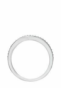 Anello in argento con una fascia liscia e un bordo testurizzato, impreziosito da piccoli punti rotondi sulla superficie, che mette in risalto una finitura lucida.