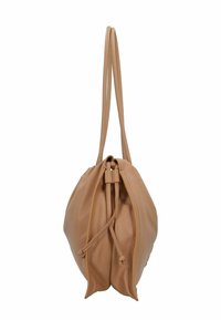 Tan leren handtas met een ronde silhouette, een trekkoordsluiting en twee lange straps. Gladde textuur met minimale details.