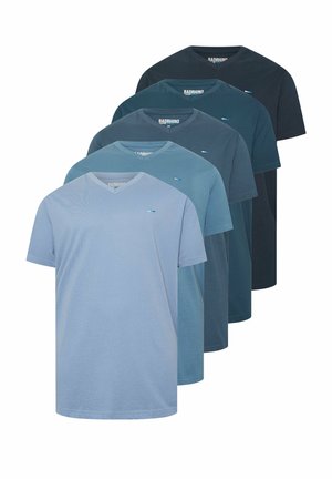 Fünf schlichte V-Ausschnitt T-Shirts in einem Farbverlauf von Blautönen, angeordnet in einem versetzten, überlappenden Layout auf weißem Hintergrund.