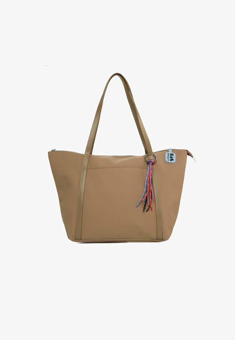 Bežinė rankinė su dviem rankenomis, pagaminta iš lygaus medžiagos, su užtrauktuko uždarymu ir daugiakampėmis kutais, pritvirtintais prie metalinės žiedinės.