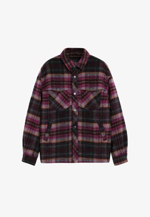 Tumepruuni, roosa ja roheline triibuline flanellist jakk; ees nööpidega sulgemine, kaks rinnataskut ja krae. Tekstuuriga kangas.