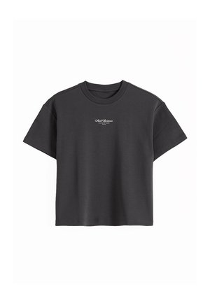 Svart T-skjorte med korte ermer og rund hals, med liten hvit kursiv tekst midt på brystet.