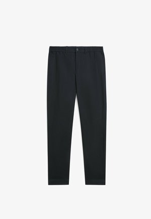 Sorte bukser med lige ben, elastisk talje, knaplukning, bæltestropper og sidelommer, vist på en hvid baggrund.