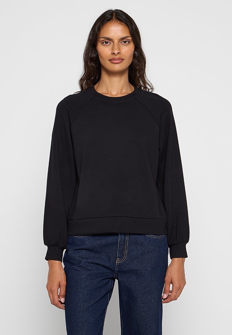 Zwarte sweatshirt met een ronde halslijn, raglanmouwen en ribgebreide manchetten. Gemaakt van zachte stof met een ontspannen pasvorm en zonder zichtbare patronen.