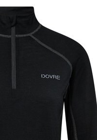 Musta pitkähiha pullover, jossa on vetoketjukaulus, harmailla ompeleilla ja hopeinen "DOVRE" logo vasemmassa rinnassa. Valmistettu pehmeästä kankaasta.