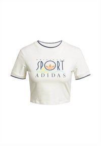 Bijela skraćena majica s kratkim rukavima, s tamnoplavim obrubom, koja ima višebojnu grafiku "Sport Adidas" i mekani pamučni materijal.