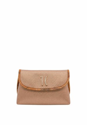 Piccola pochette in oro rosa con finitura testurizzata, patta curva e emblematico logo color oro sul davanti.