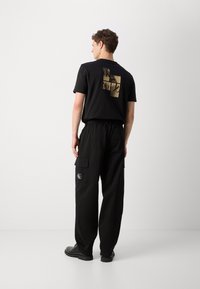 Calvin Klein Jeans REGULAR STRAIGHT  - Kapsáče - black