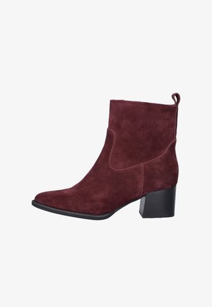 Knöchelhoher burgunderfarbener Wildlederstiefel mit spitzer Zehenpartie, schwarzem Blockabsatz und Zuglasche hinten.
