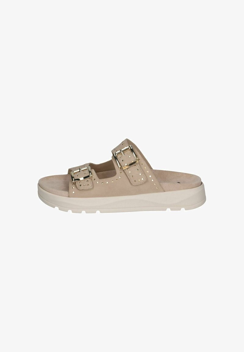 Sandales beige à enfiler en daim, avec deux brides réglables à boucles métalliques et petits détails cloutés sur la tige. Semelle blanche épaisse.