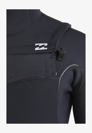 Costume da bagno nero con una texture liscia, caratterizzato da un logo distintivo, cerniera frontale e dettagli con cinturino regolabile. Progettato per attività acquatiche.