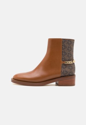 CARLISLE FLAT BOOTIE - Klasszikus bokacsizmák - brown/luggage