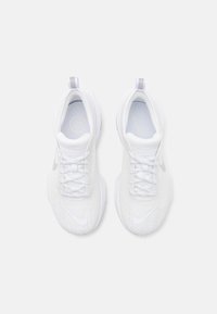 Witte sportschoenen met een geweven bovenwerk, ronde neus, vetersluiting en een klein reflecterend logo aan de zijkant. Zachte, gevoerde zool.