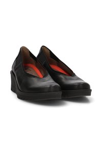 Zapatos de piel negra tipo mocasín con un tacón bajo en cuña, con punta redonda y una plantilla de color naranja. Parte superior texturizada con cortes laterales para transpirabilidad.