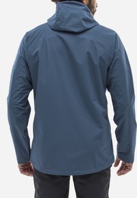 Veste bleu résistante à l'eau avec capuche, texture lisse, poignets élastiques et ourlet légèrement courbé, conçue pour une utilisation en extérieur.