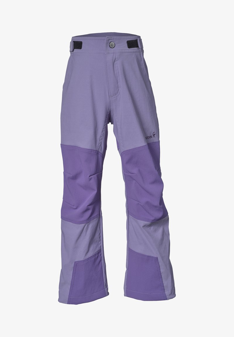 Ljust lila byxor med mörkare lila fläckar, gjorda av ett texturerat material. Har en tryckknapp, kardborreband i midjan och sidfickor.