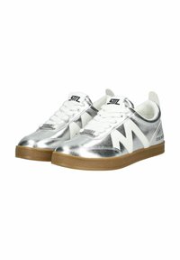 Silberne metallische Sneaker mit weißen Akzenten, runder Zehenpartie, Schnürverschluss und strukturierter Gummisohle. Markenlogo an der Seite.