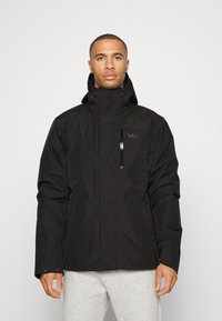 Chaqueta negra impermeable con cuello alto, capucha ajustable y bolsillo en el pecho con cremallera. Presenta una textura mate suave.