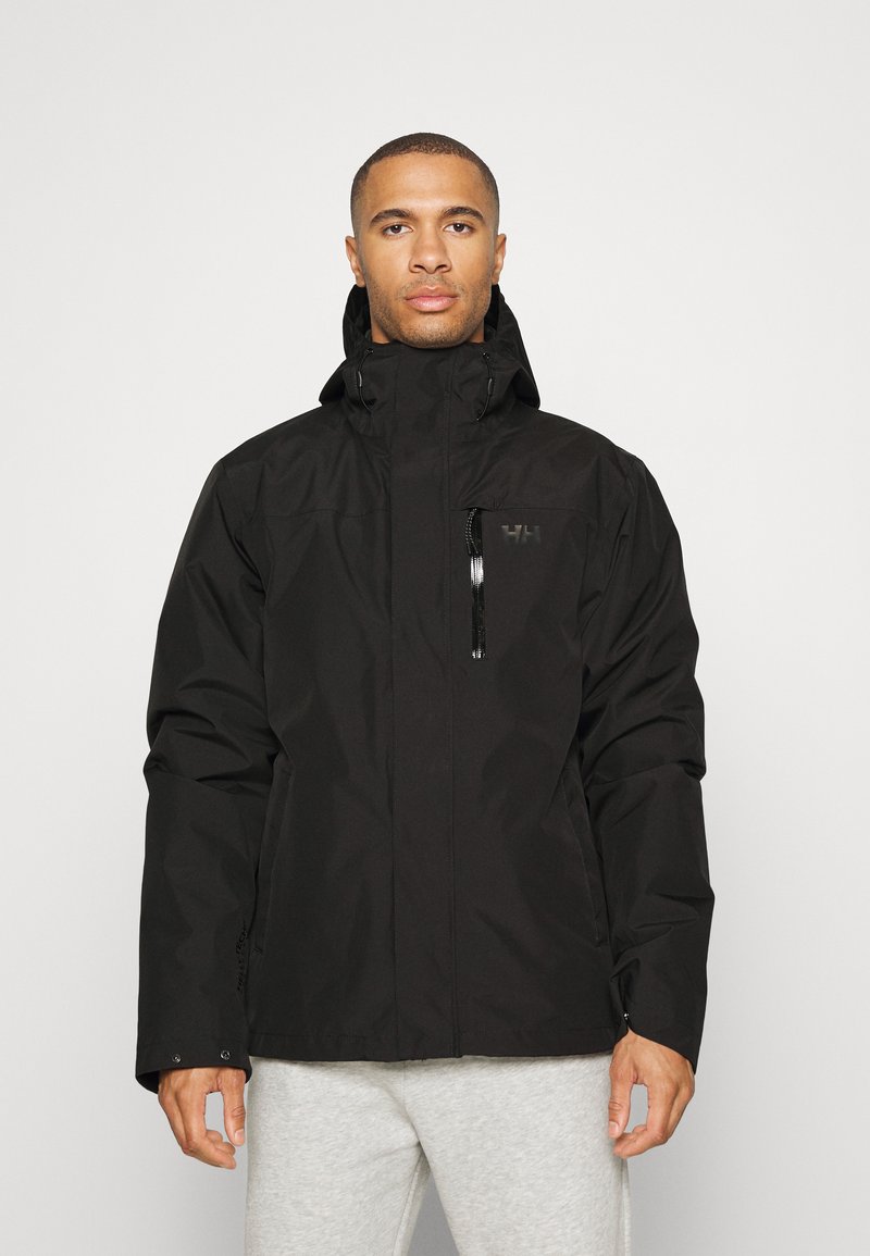 Chaqueta negra impermeable con cuello alto, capucha ajustable y bolsillo en el pecho con cremallera. Presenta una textura mate suave.
