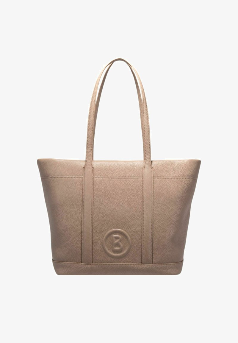 Sac fourre-tout en cuir beige avec deux longues poignées, arborant un logo en creux à l'avant et des accents de couture verticale. Texture lisse.