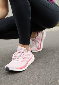 SUPERNOVA STRIDE - Chaussures de running sur route - sandy pink/preloved scarlet/alumina