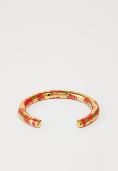 Brazalete de oro con patrón floral rojo, diseño de extremo abierto, acabado suave y brillante, bordes redondeados y acentos a rayas contrastantes.