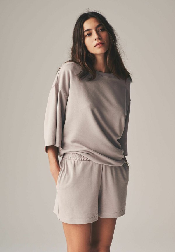 SHORT SLEEVED LOOPBACK AND JOGGER SET - Nachtwäsche Set