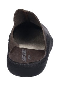 Brązowy but wsuwany z teksturowanej skórzanej cholewki oraz płaską czarną gumową podeszwą. Posiada mały zamek błyskawiczny z tyłu.