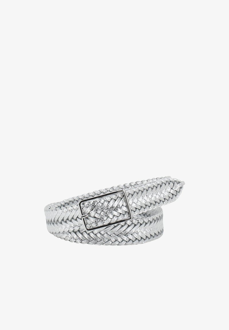 Gewebter silberner Gürtel mit einer rechteckigen Metallschnalle. Das Material zeigt eine glänzende Textur mit einem geflochtenen Design.