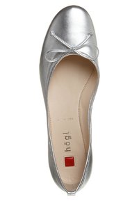 Ballerine argentée avec un petit nœud sur l'avant arrondi et une semelle intérieure beige avec un logo carré rouge.