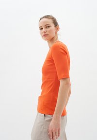 InWear DAGNA - Pamata T-krekls - cherry tomato