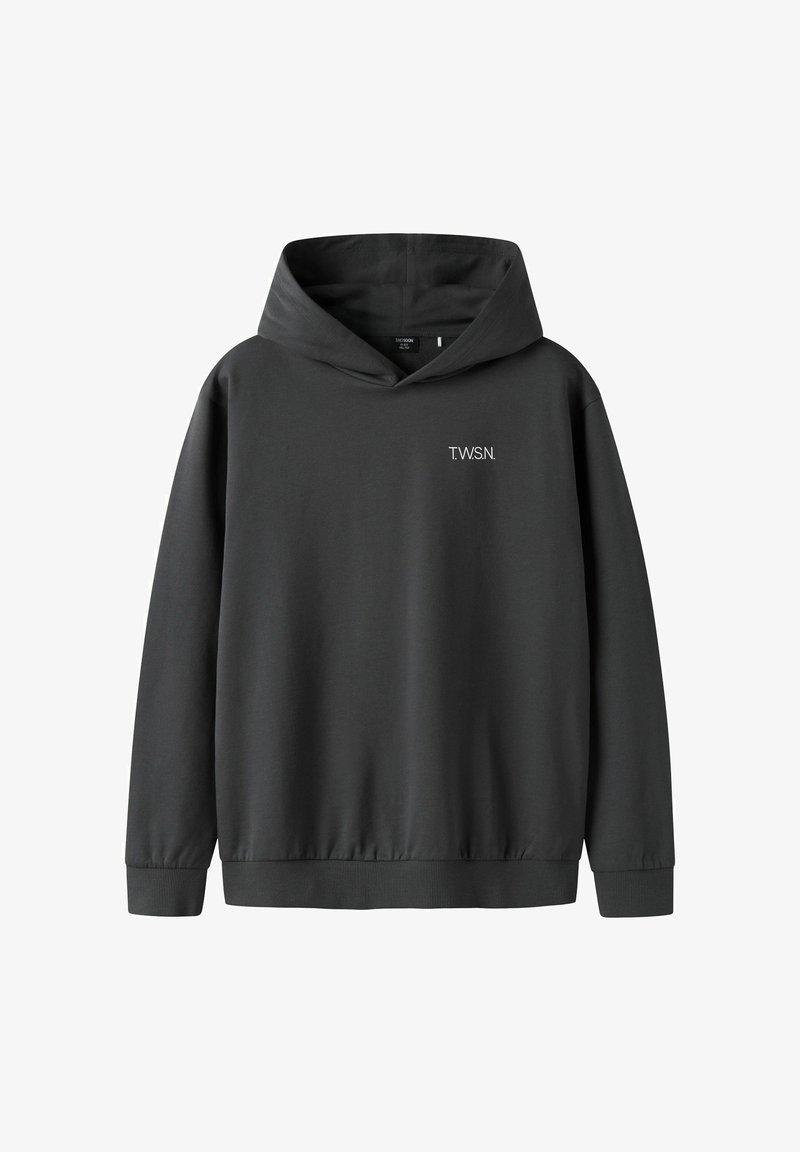 Tumši pelēks kapuciņš ar lielu priekšējo kabatu, brīvs piegriezums un ribotas aproces. Uz kreisās krūts ir baltā "T.W.S.N." logo. Viegla tekstūra.