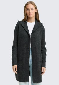 Cardigan lung, gri închis, cu o textură ribbed, cu glugă mare, deschis în față și buzunare laterale. Confecționat dintr-un amestec moale de lână.