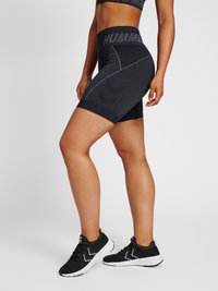 Svarta sportshorts med ett strukturerat material, hög midja med "HUMMER"-logotyp och ett diskret chevronmönster på sidorna.