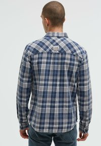 Blau- und grau-kariertes Hemd mit langen Ärmeln, geknöpften Manschetten, einem Kragen und einem Etikett am Rücken. Baumwollstoff mit weicher Textur.